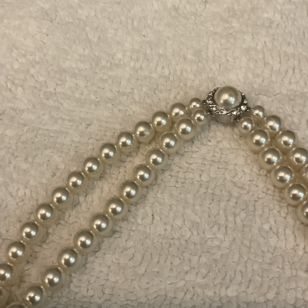 Elegant Cream Pearl Necklace - Picture 4 of 9